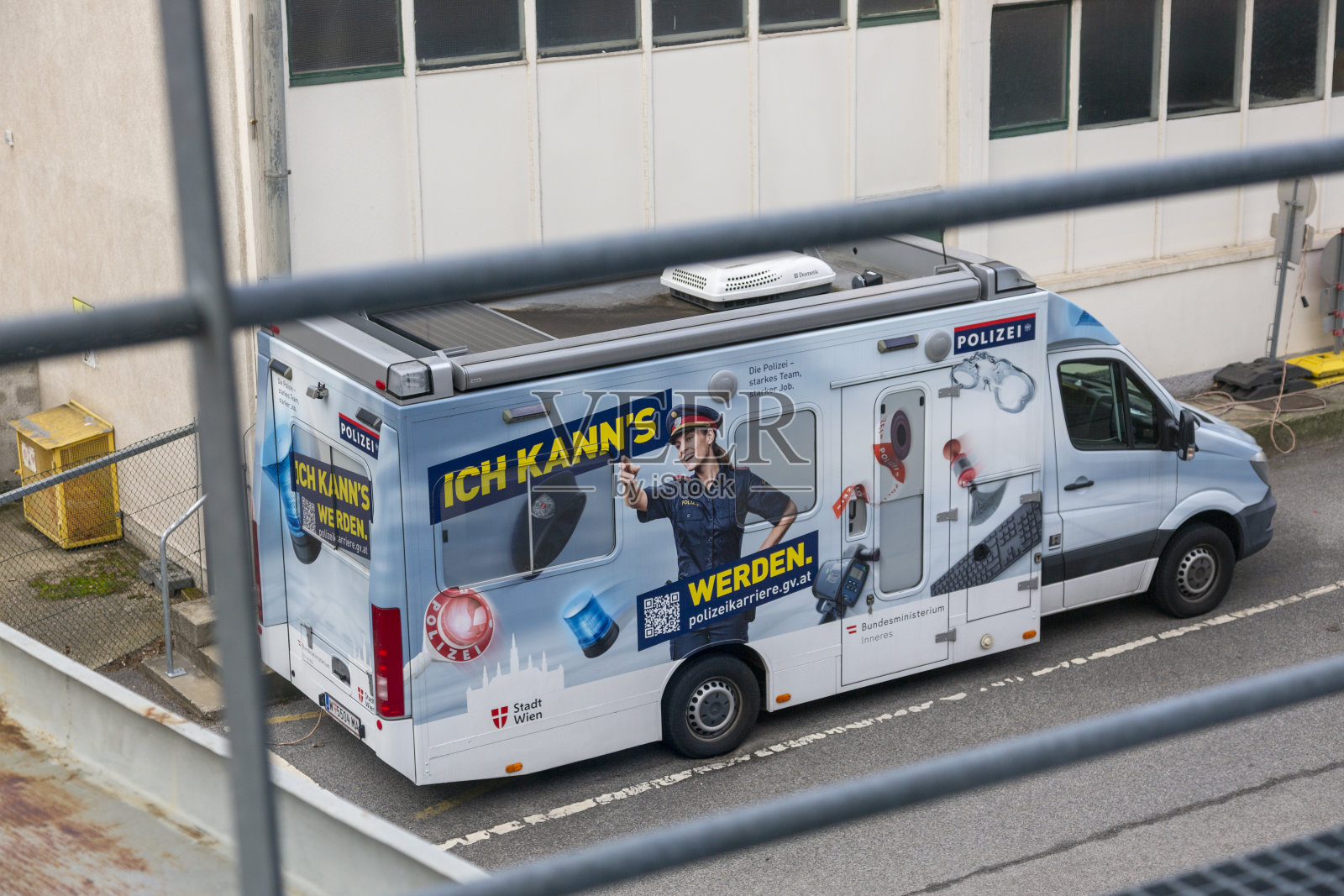 维也纳大街上的一辆警车照片摄影图片