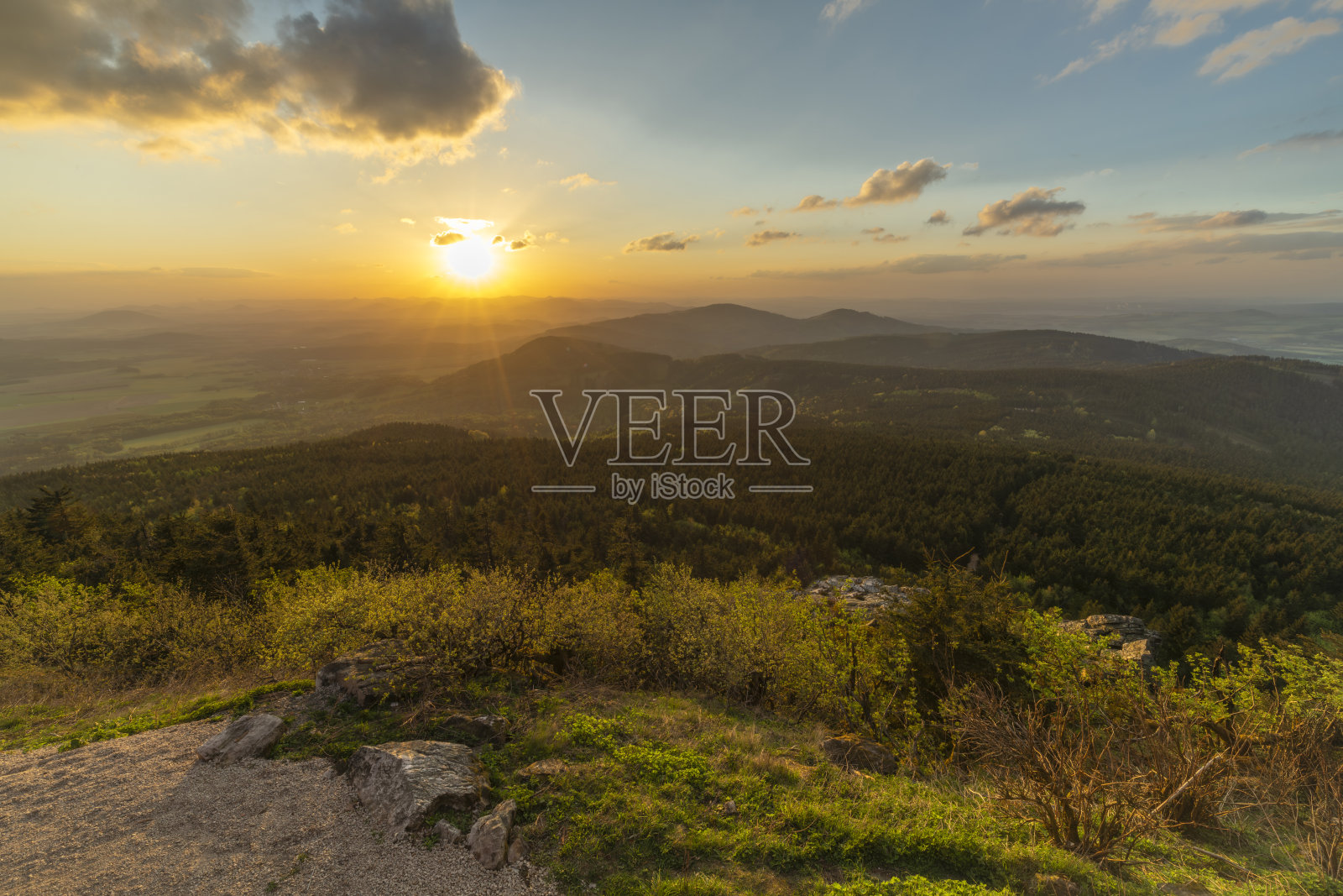 从杰斯特山上看春天清新的风景和彩色日落照片摄影图片