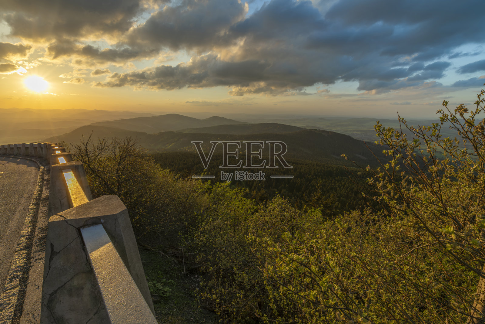 从jest山上看春天的风景，有彩色日落和柏油路照片摄影图片