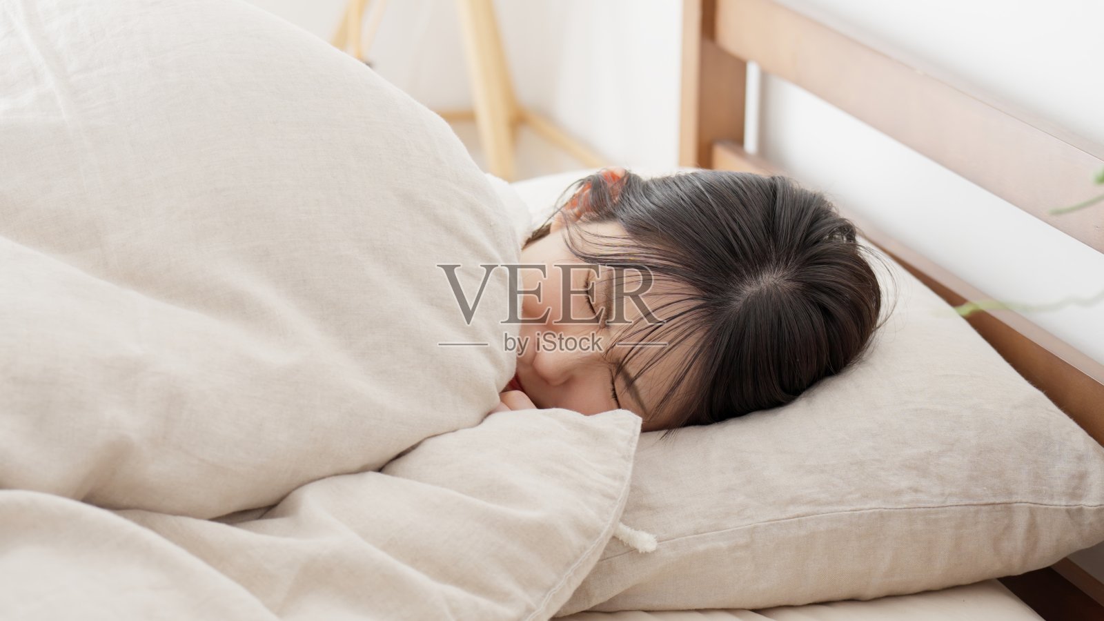 一个女人在蒲团里感到疼痛照片摄影图片