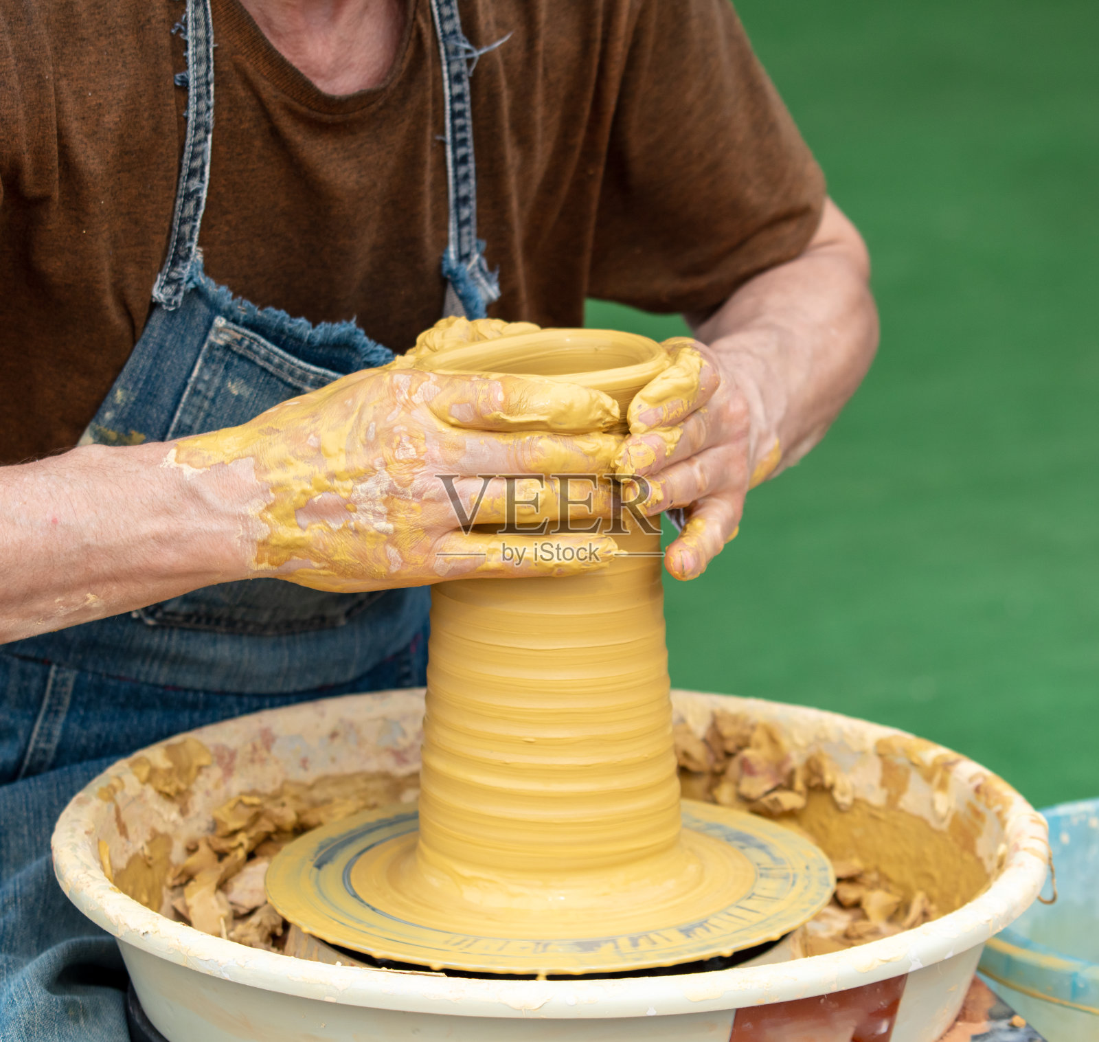 粘土工匠雕刻陶器。特写镜头。照片摄影图片