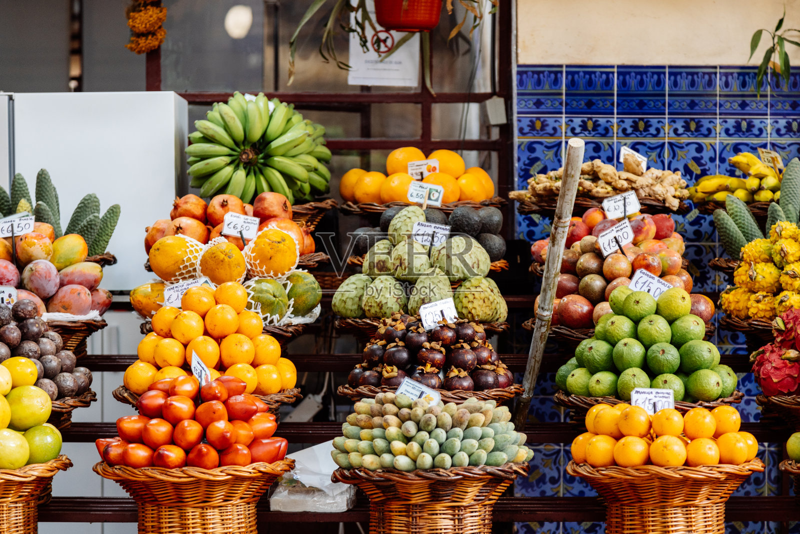 马德拉丰沙尔农贸市场上的各种水果照片摄影图片