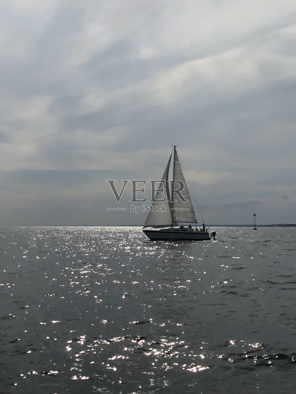 帆船在长岛海峡航行在多云的一天，阳光明媚照片摄影图片