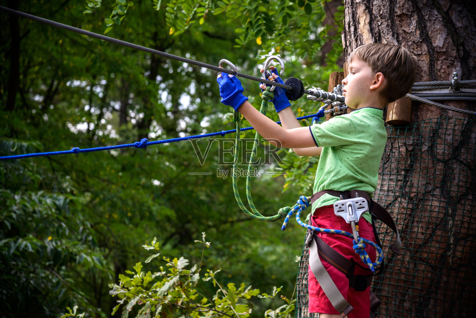 强壮兴奋的小男孩在户外绳索公园玩耍。高加索照片摄影图片