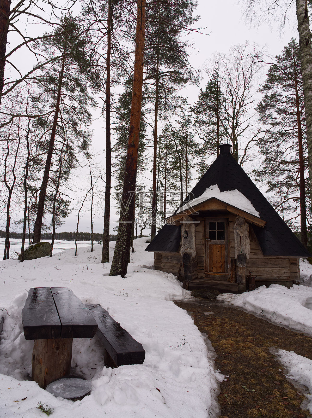木头湖小屋在树林里冬天的雪冰照片摄影图片