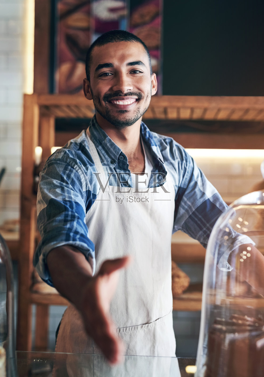 男人，肖像和咖啡馆的握手提议，企业主和自信的客户服务。男性，欢迎并感谢您在会议，咖啡厅的热情款待，并为招聘感到自豪照片摄影图片