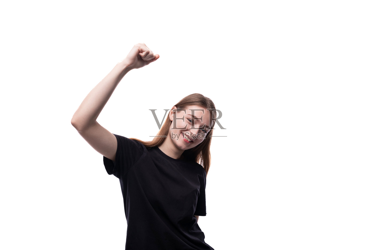 一个穿着黑色t恤的微笑的十几岁女孩的肖像照片摄影图片