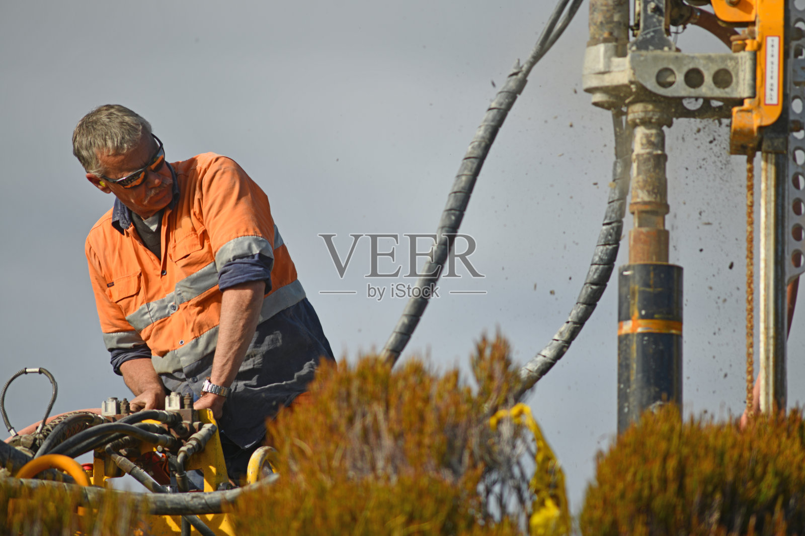 在山顶钻一个洞照片摄影图片