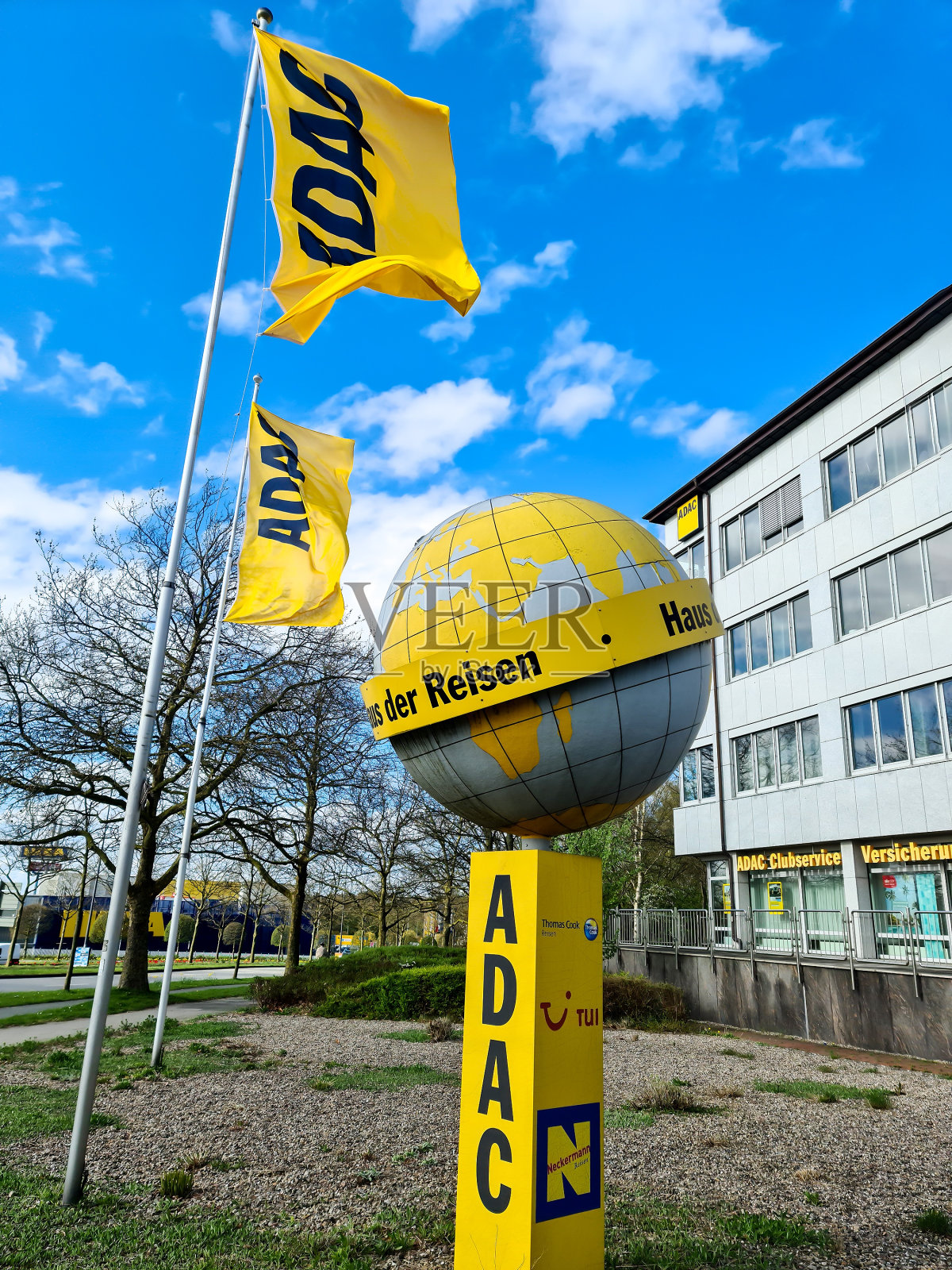 德国汽车俱乐部ADAC在基尔主楼上的标志照片摄影图片