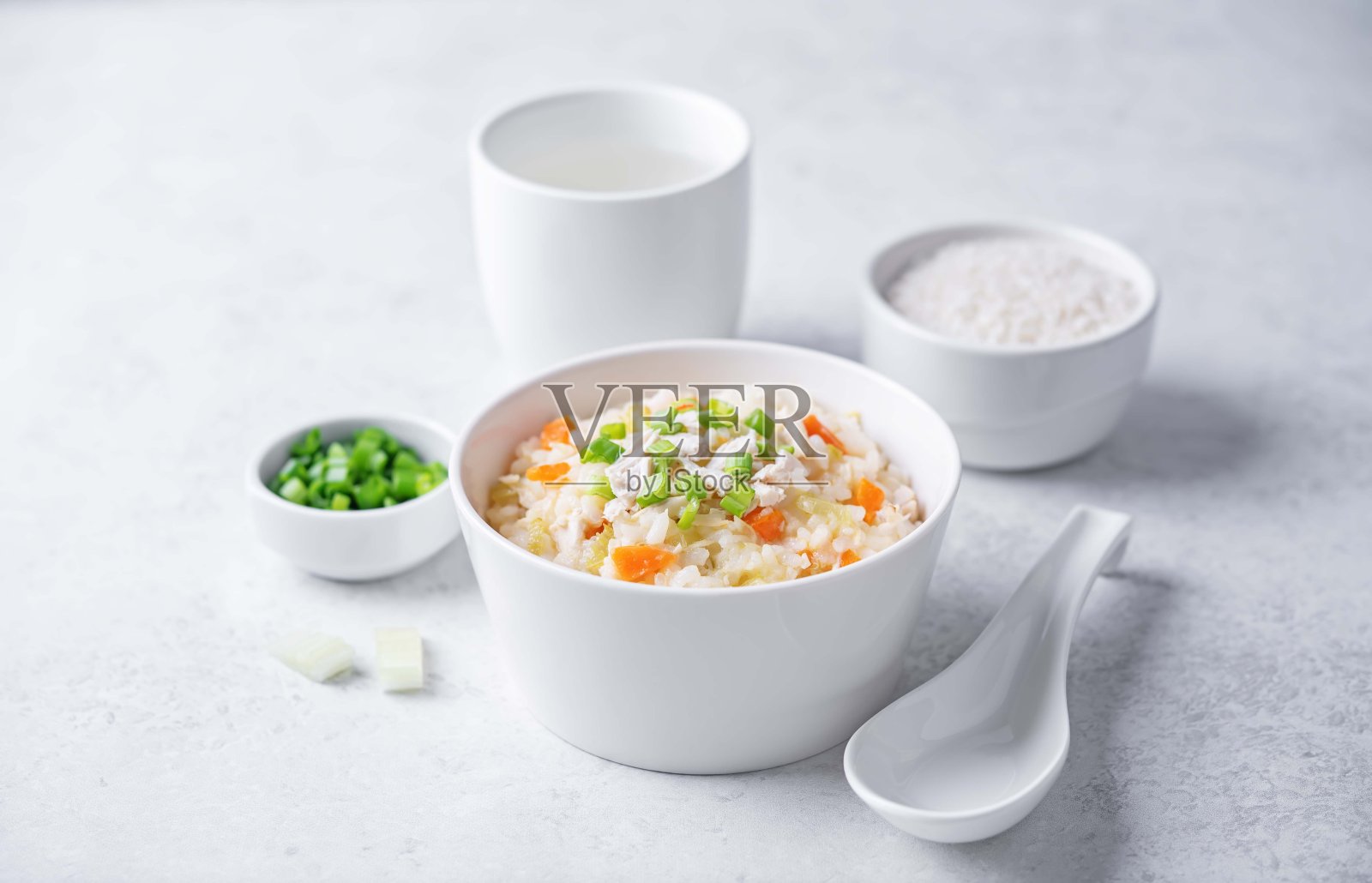 亚洲米饭鸡汤，胡萝卜和芹菜在碗里照片摄影图片