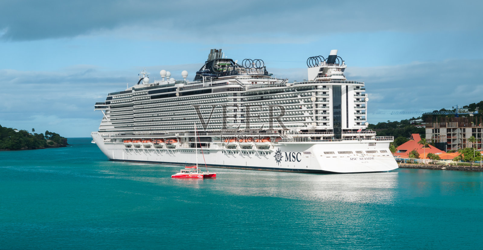 MSC海滨游轮停靠在加勒比海圣卢西亚卡斯特里港。照片摄影图片