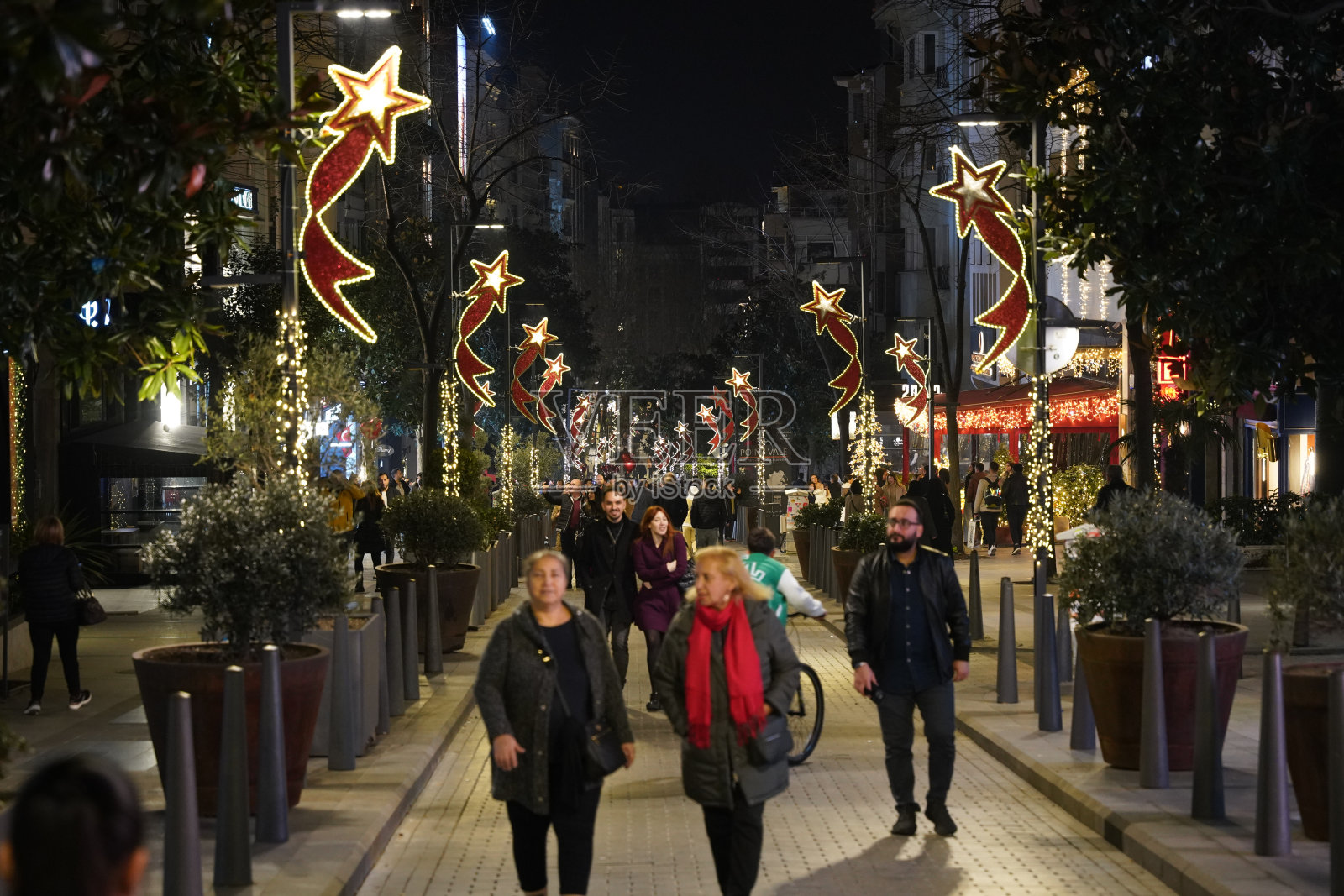 在土耳其伊斯坦布尔，人们在Nisantasi街道上庆祝新年照片摄影图片