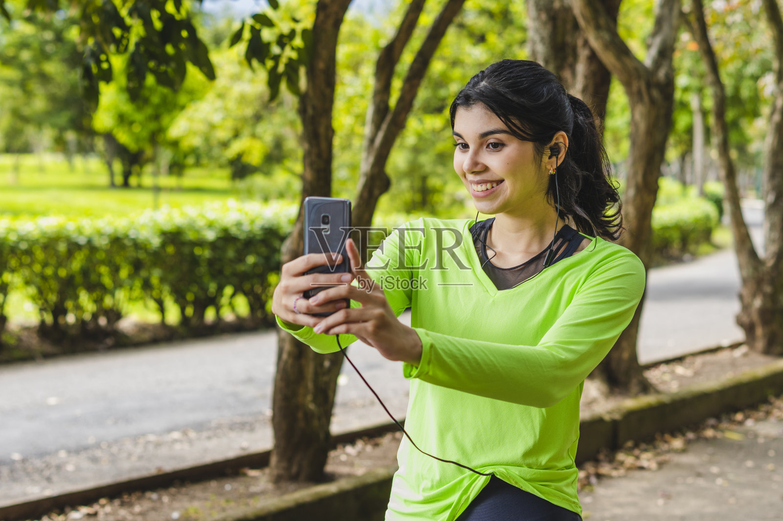 女孩在公园自拍照片摄影图片