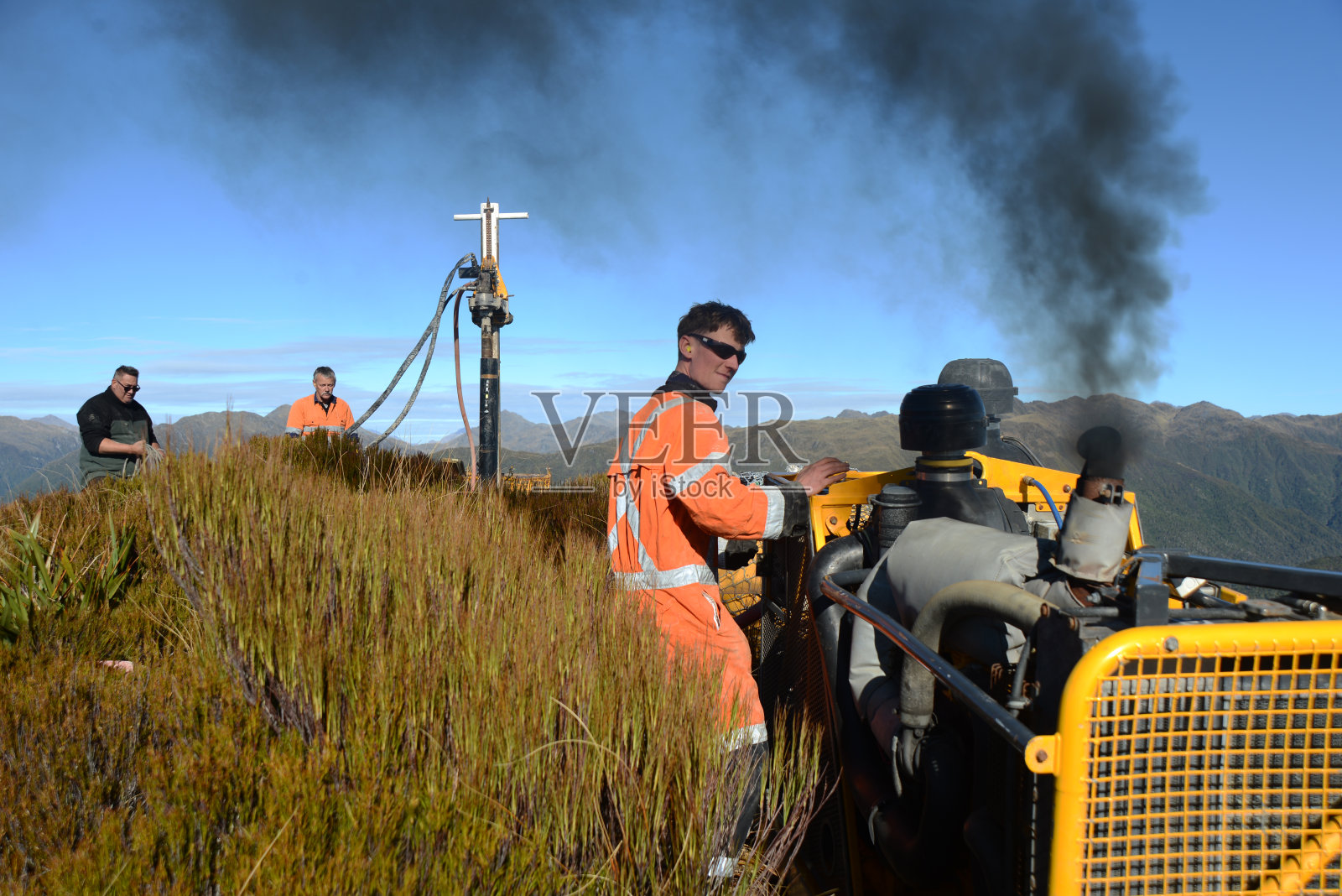在山顶钻一个洞照片摄影图片