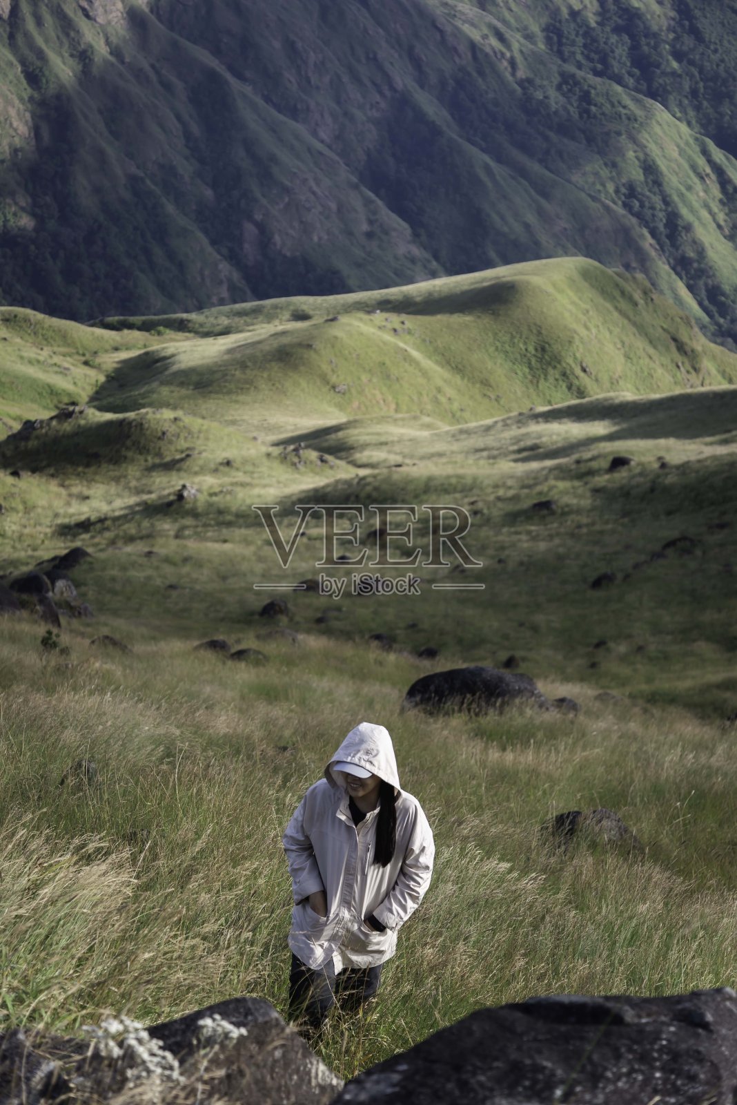 徒步旅行者亚洲女子背包徒步路线活动户外露营和人们探索森林绿色自然捕捉美丽的大自然户外。照片摄影图片