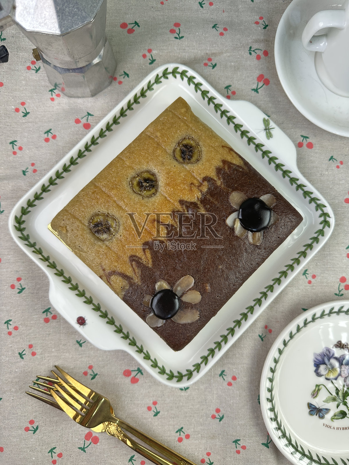 在斋月和开斋节期间，近距离观看传统的马来食物和饼干。开斋节。切果和巧克力布丁配餐盘。自制香蕉面包或香蕉切片蛋糕照片摄影图片