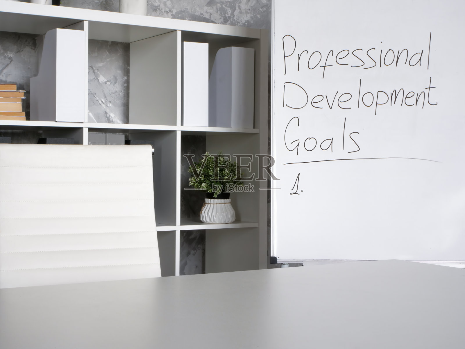 办公板上的笔记和列表的专业发展目标。照片摄影图片