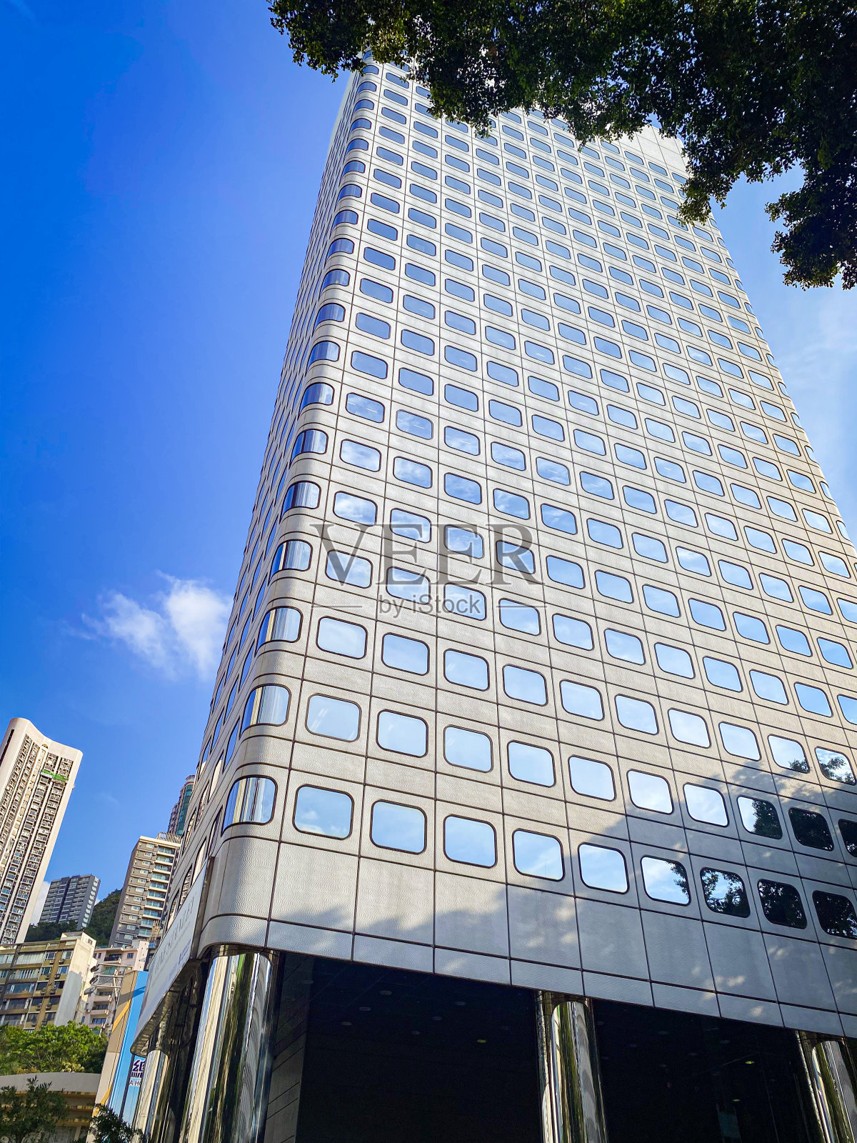 高耸入蓝天的现代摩天大楼，香港照片摄影图片