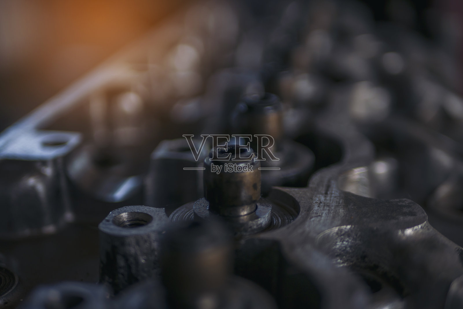 机械、工具、工程、设备、汽车、汽修车间备有复印空间。模糊背景机械服务。笨重的螺丝、生锈的扳手、脏的螺丝刀等物体。工业五金套装照片摄影图片