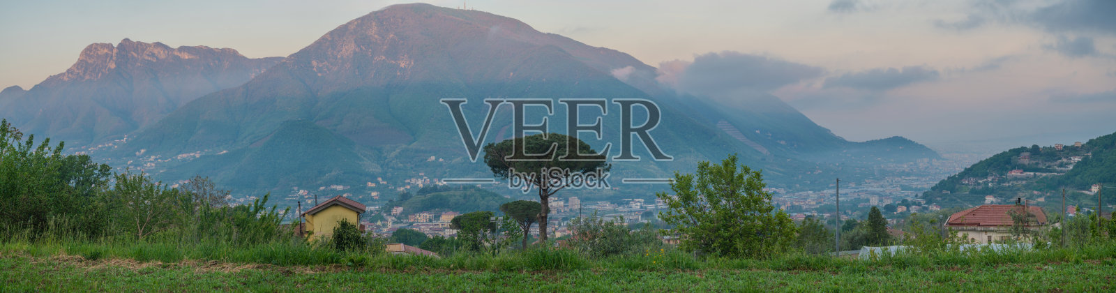 意大利维苏威火山脚下的花园和果园照片摄影图片