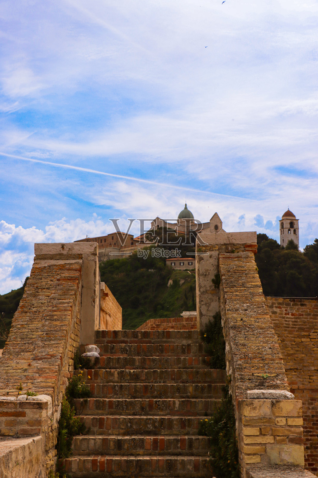 安科纳市，俯瞰圣西里科大教堂(马尔凯，意大利)照片摄影图片