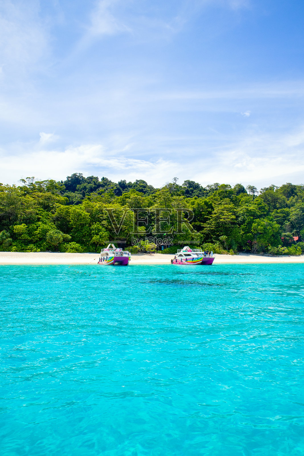 泰国斯米兰群岛附近的巡航游艇和船只照片摄影图片