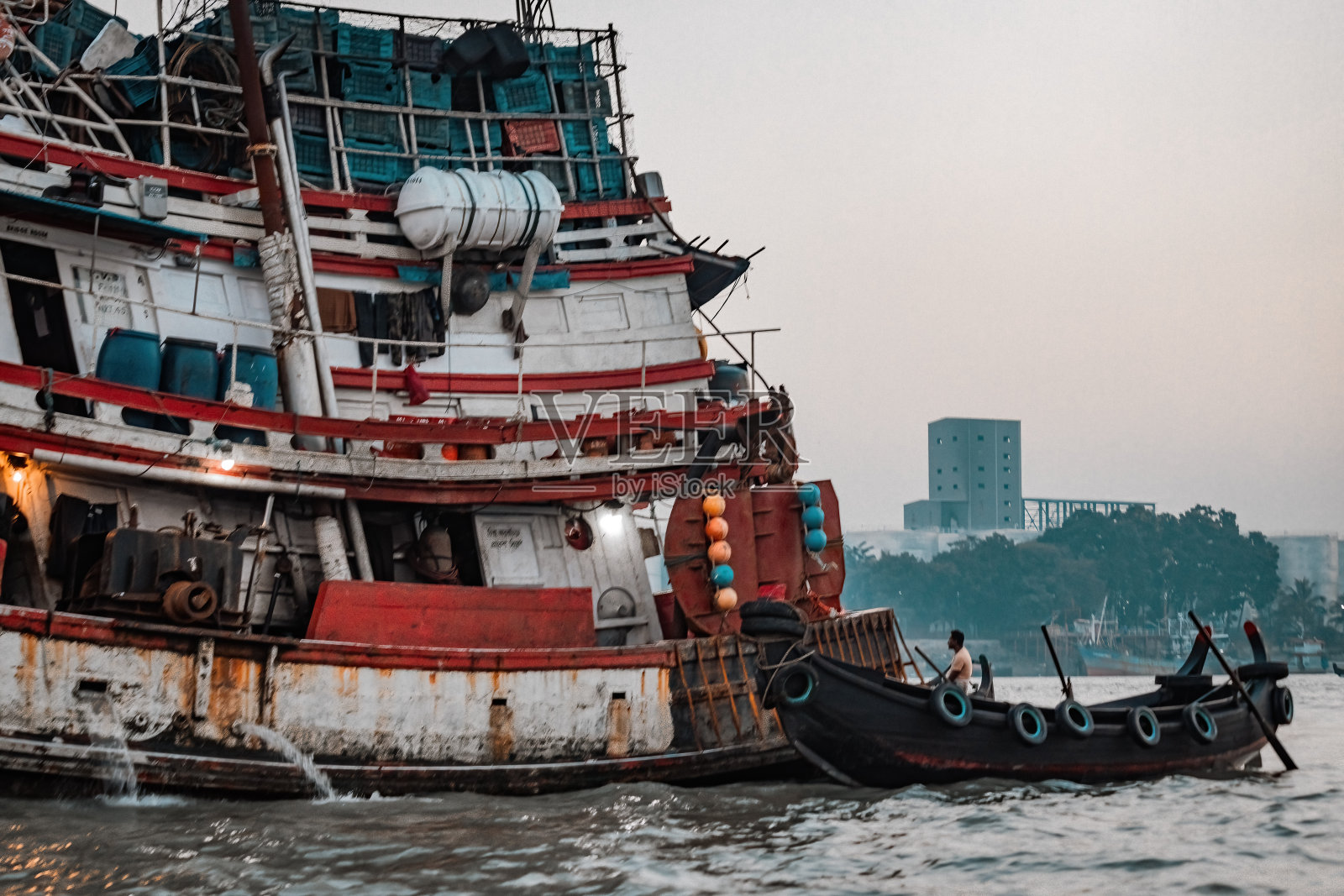 吉大港的货船在水上行驶照片摄影图片
