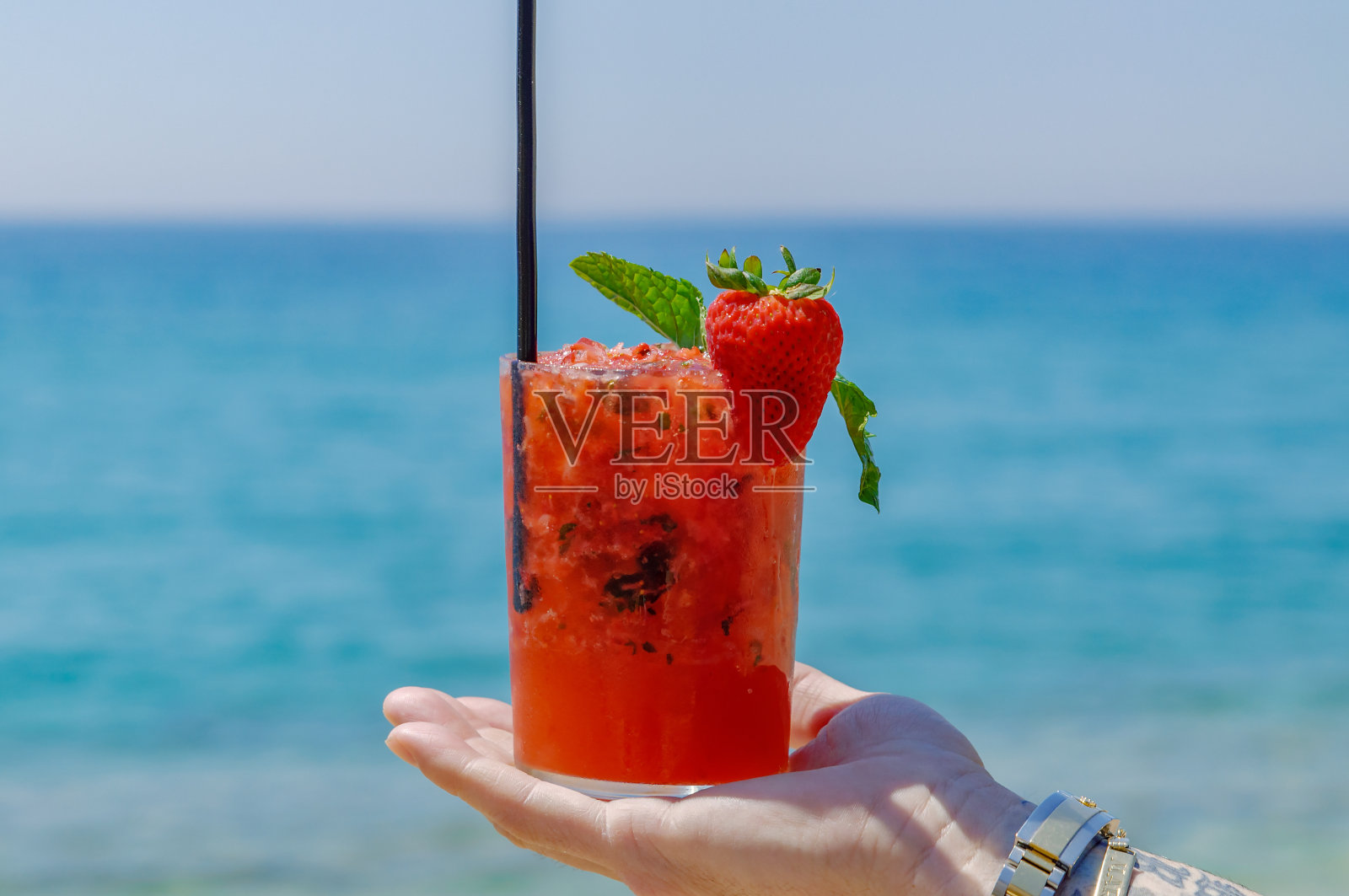 以莫吉托和地中海为背景照片摄影图片