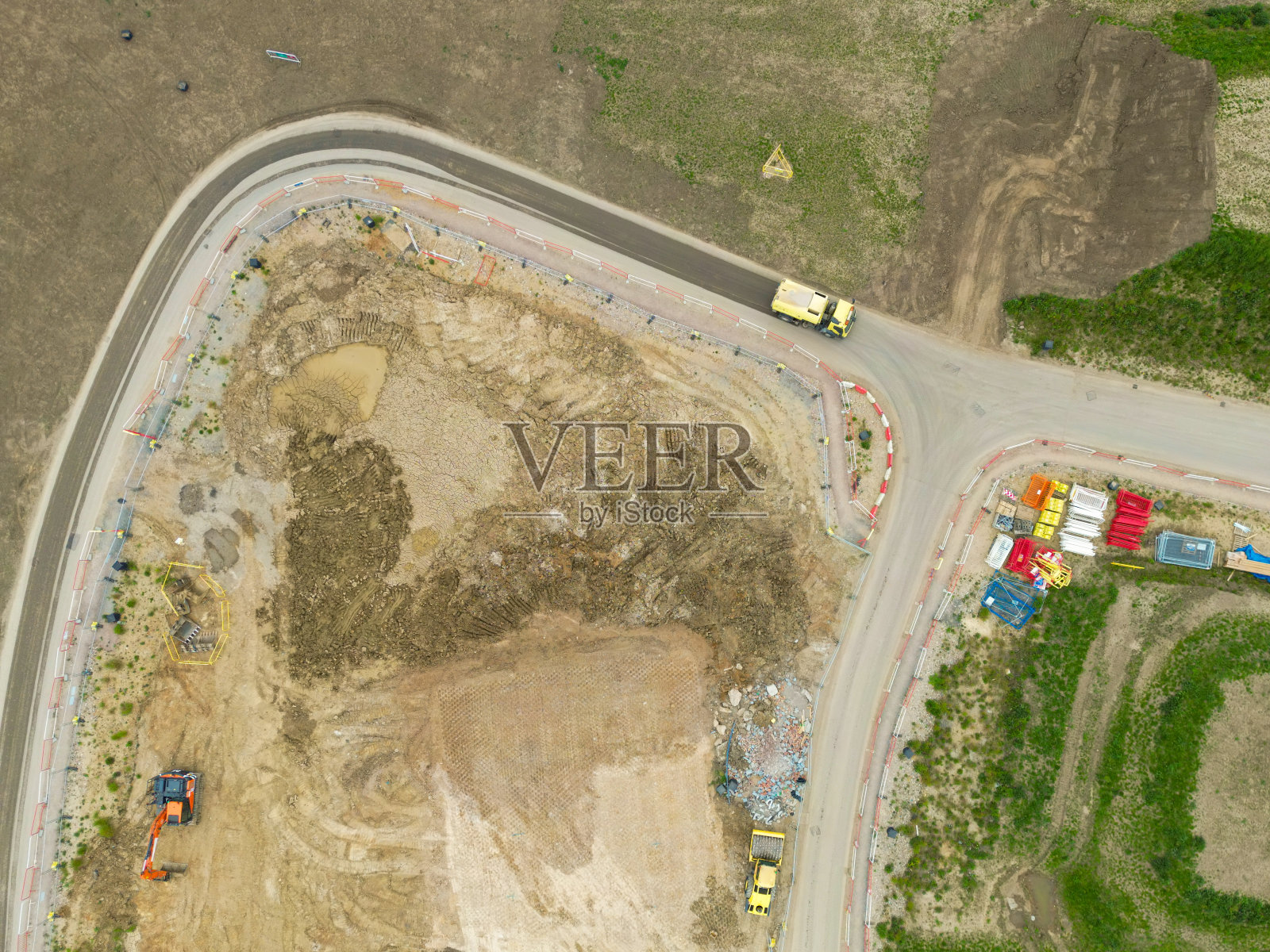 无人机从上往下拍摄的一辆黄色道路清洁车，正在英国一个住宅区清理肮脏的道路。照片摄影图片