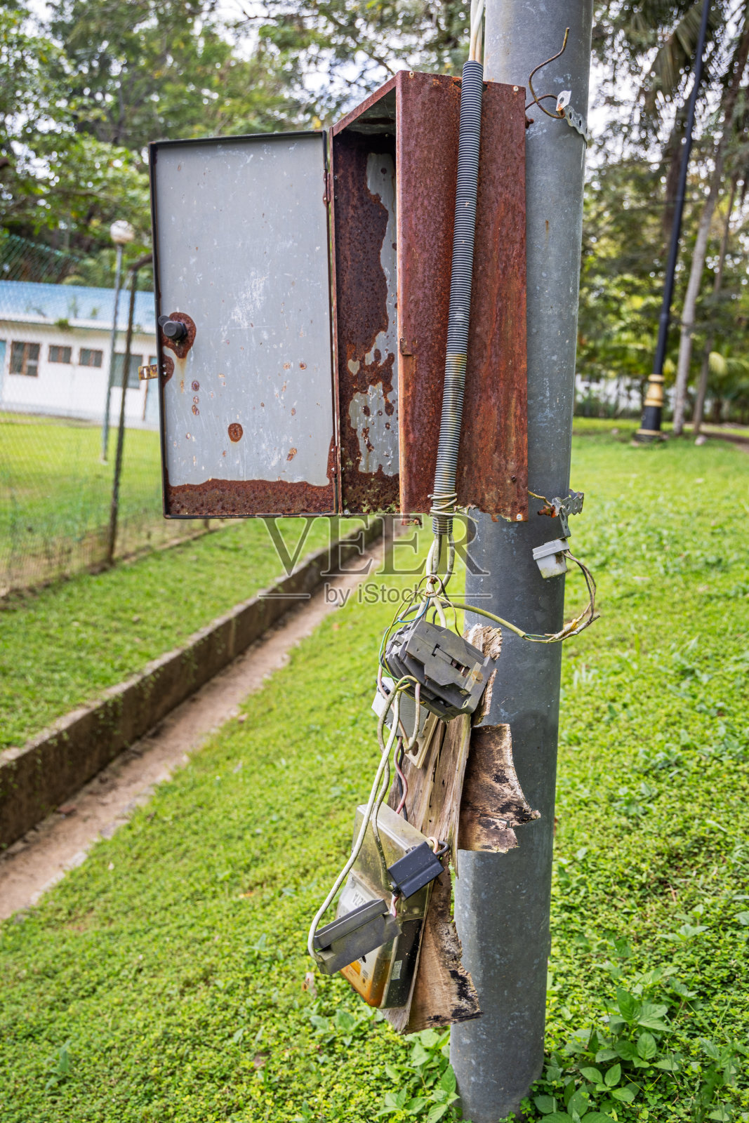 部分修复的电气装置照片摄影图片