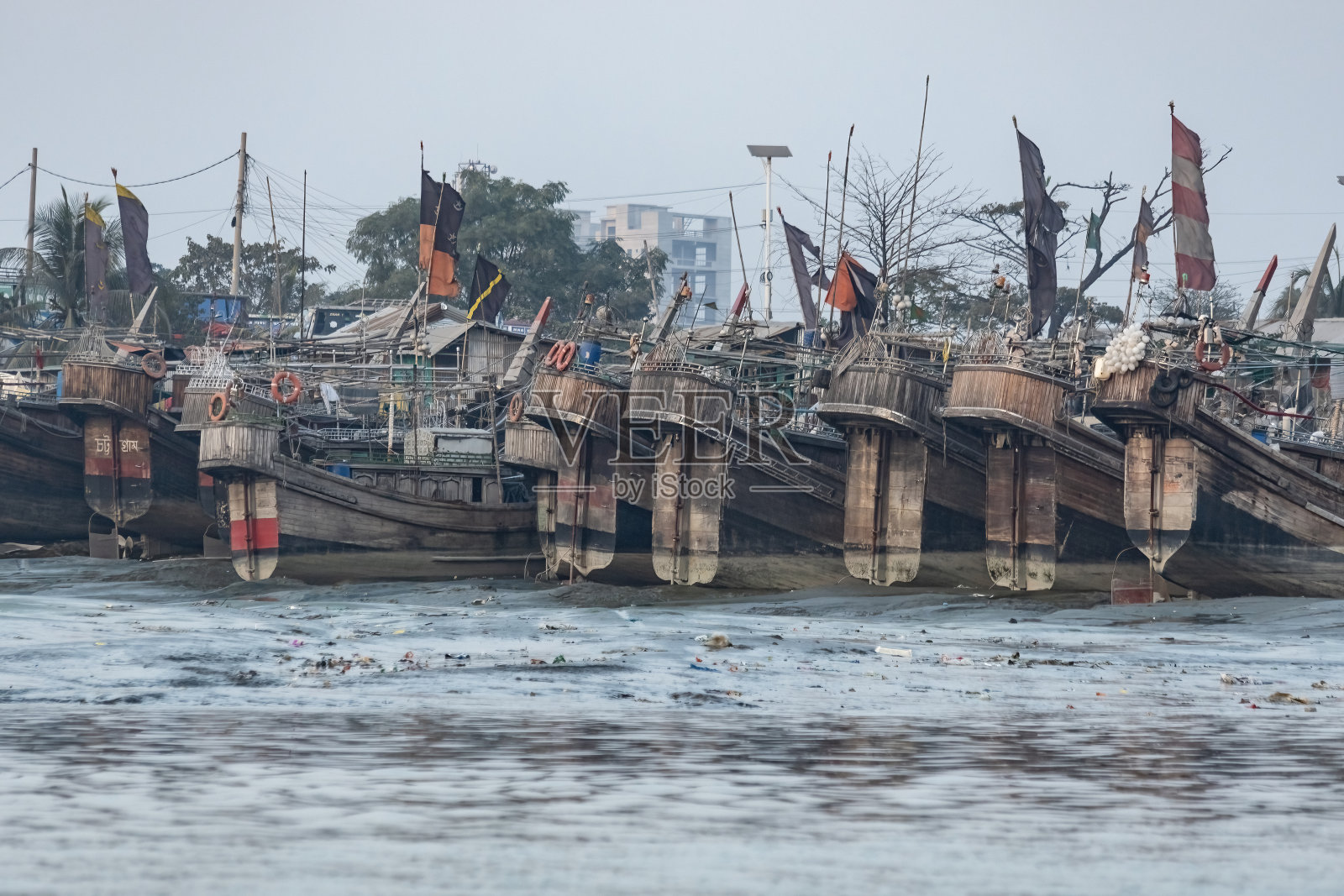 吉大港传统的货轮和渔船在水上行驶照片摄影图片