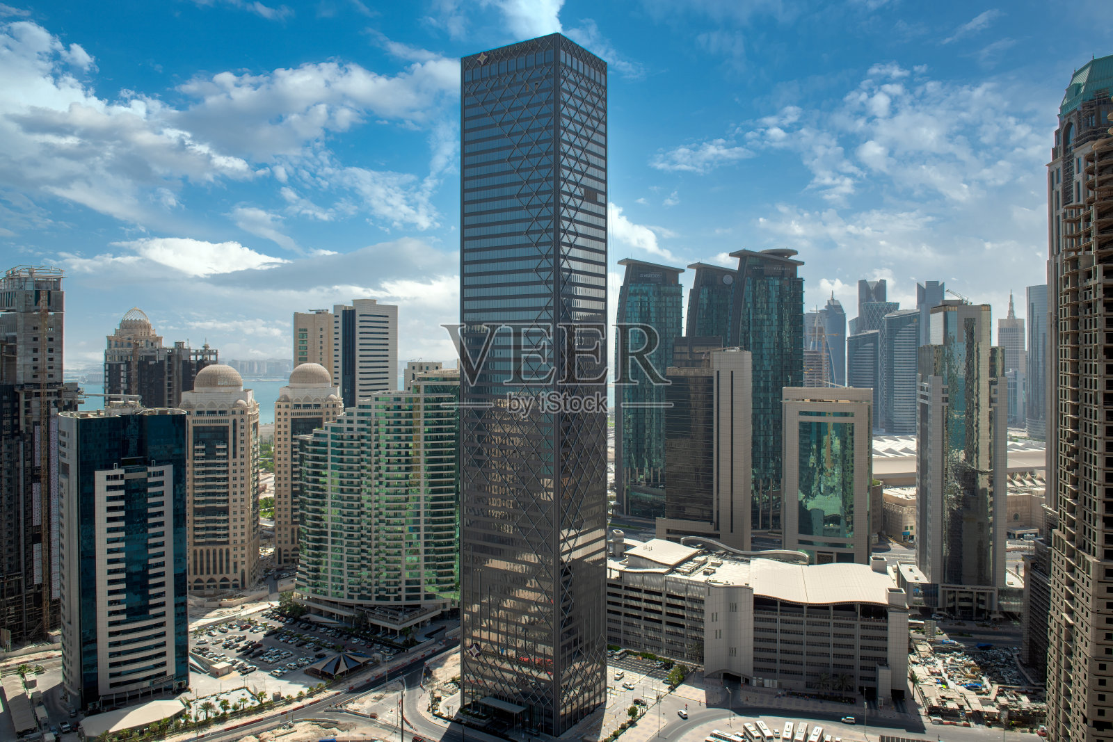 卡塔尔多哈西湾的道路和交通照片摄影图片