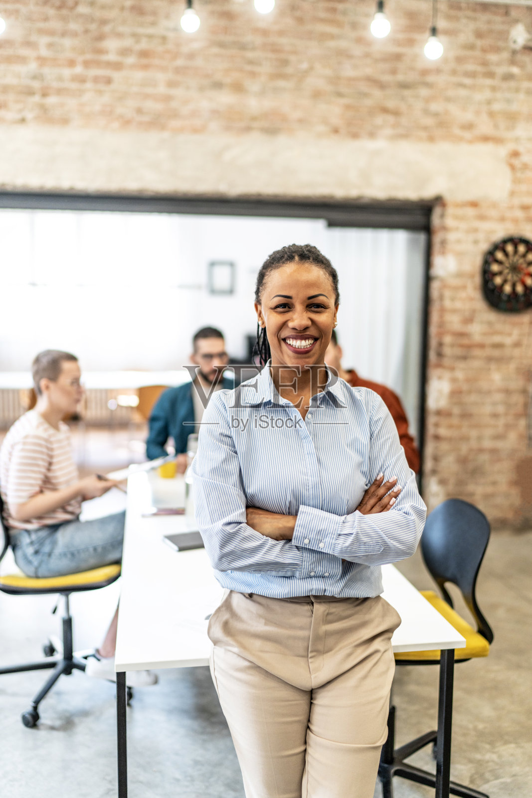 自信地站在现代办公室里的女商人照片摄影图片