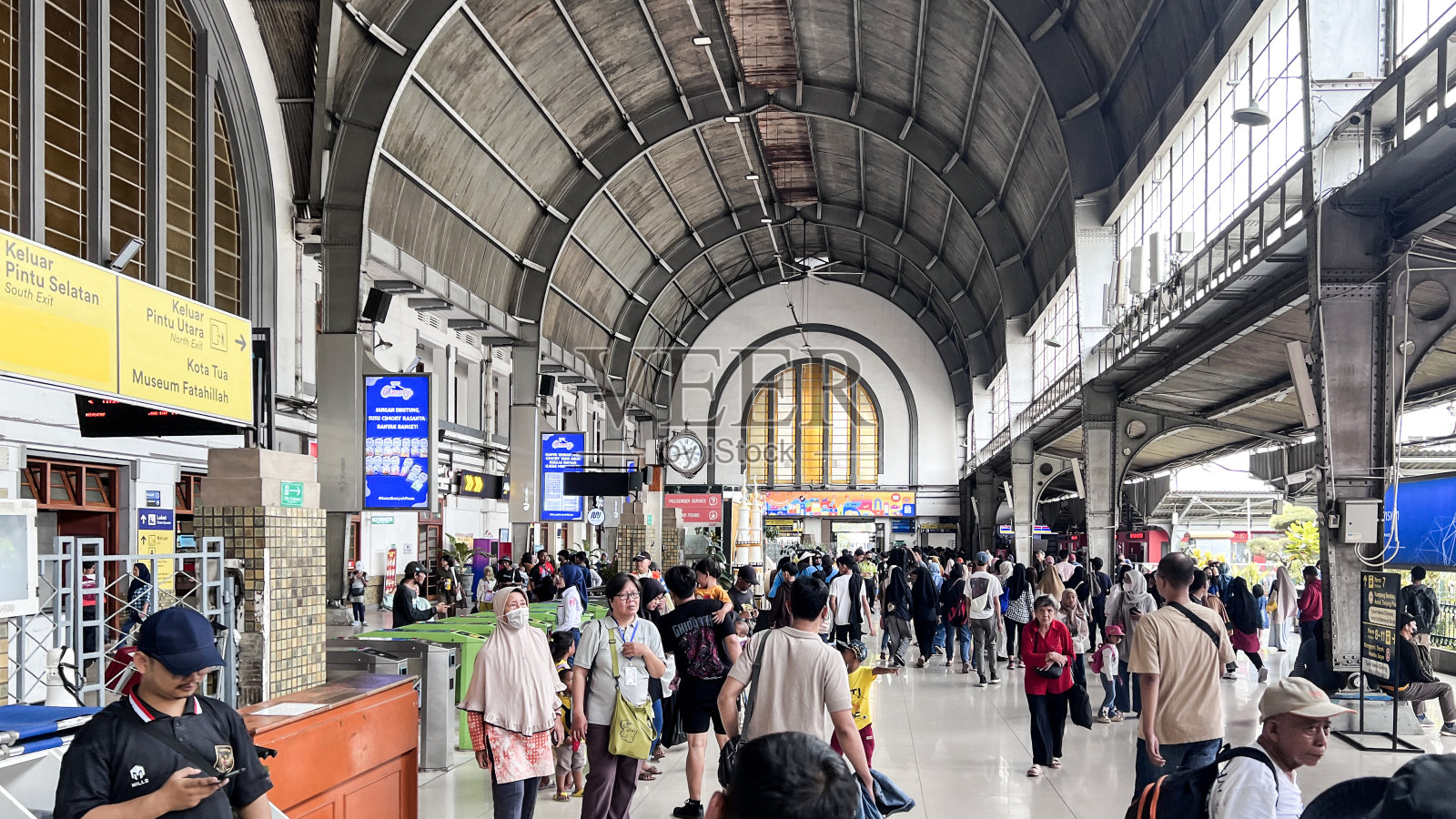 雅加达火车站内景。印尼公共交通。照片摄影图片