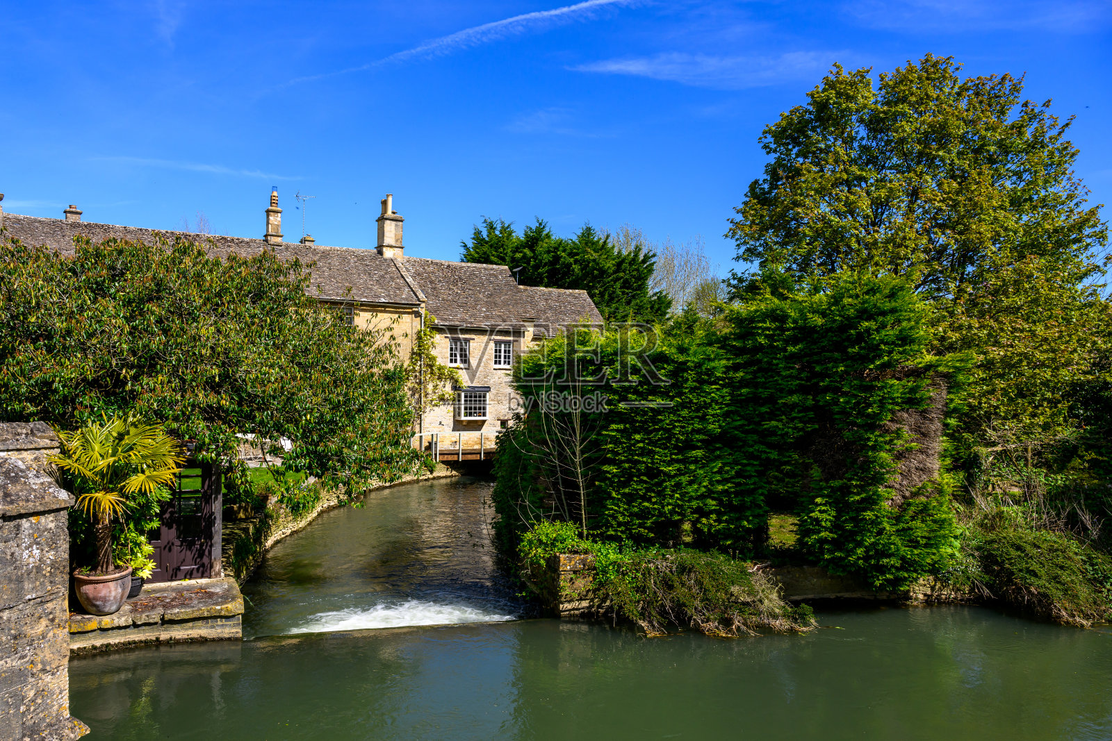 英国科茨沃尔德伯福德的蜂蜜色石灰石小屋照片摄影图片