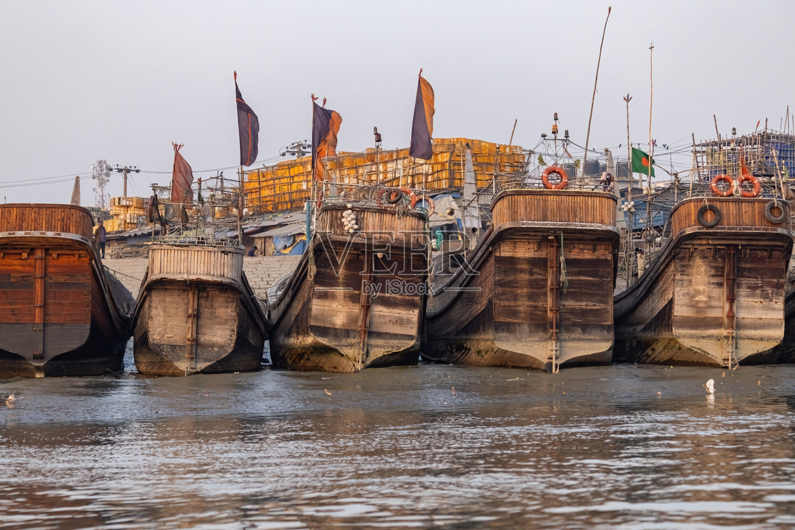 吉大港传统的货轮和渔船在水上行驶照片摄影图片