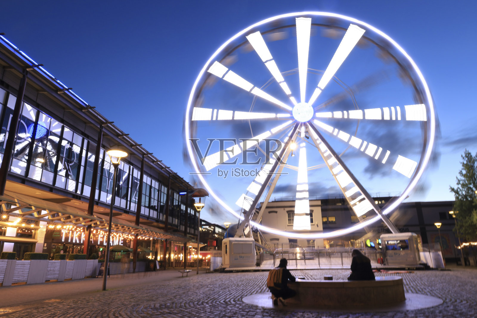 布里斯托尔市海滨地区的老式集市上有餐馆和酒吧照片摄影图片