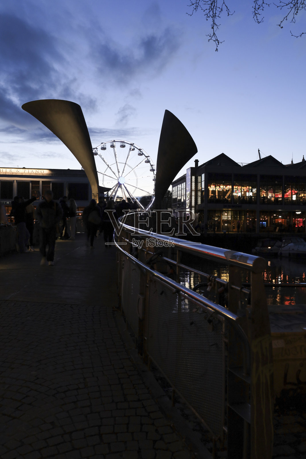 布里斯托尔港边地区的佩罗大桥和长廊上有酒吧、酒馆和餐馆照片摄影图片