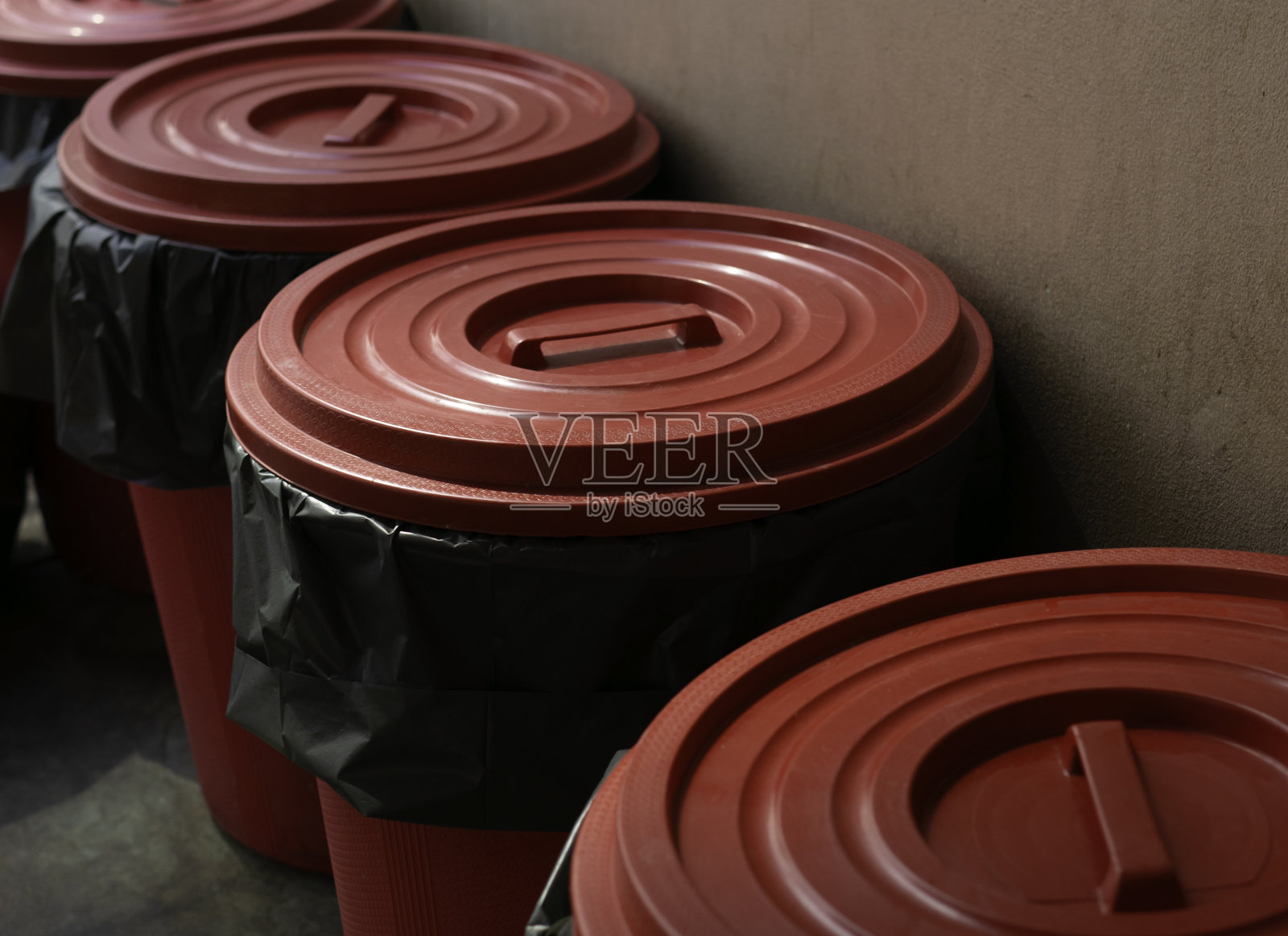 红色垃圾桶。照片摄影图片