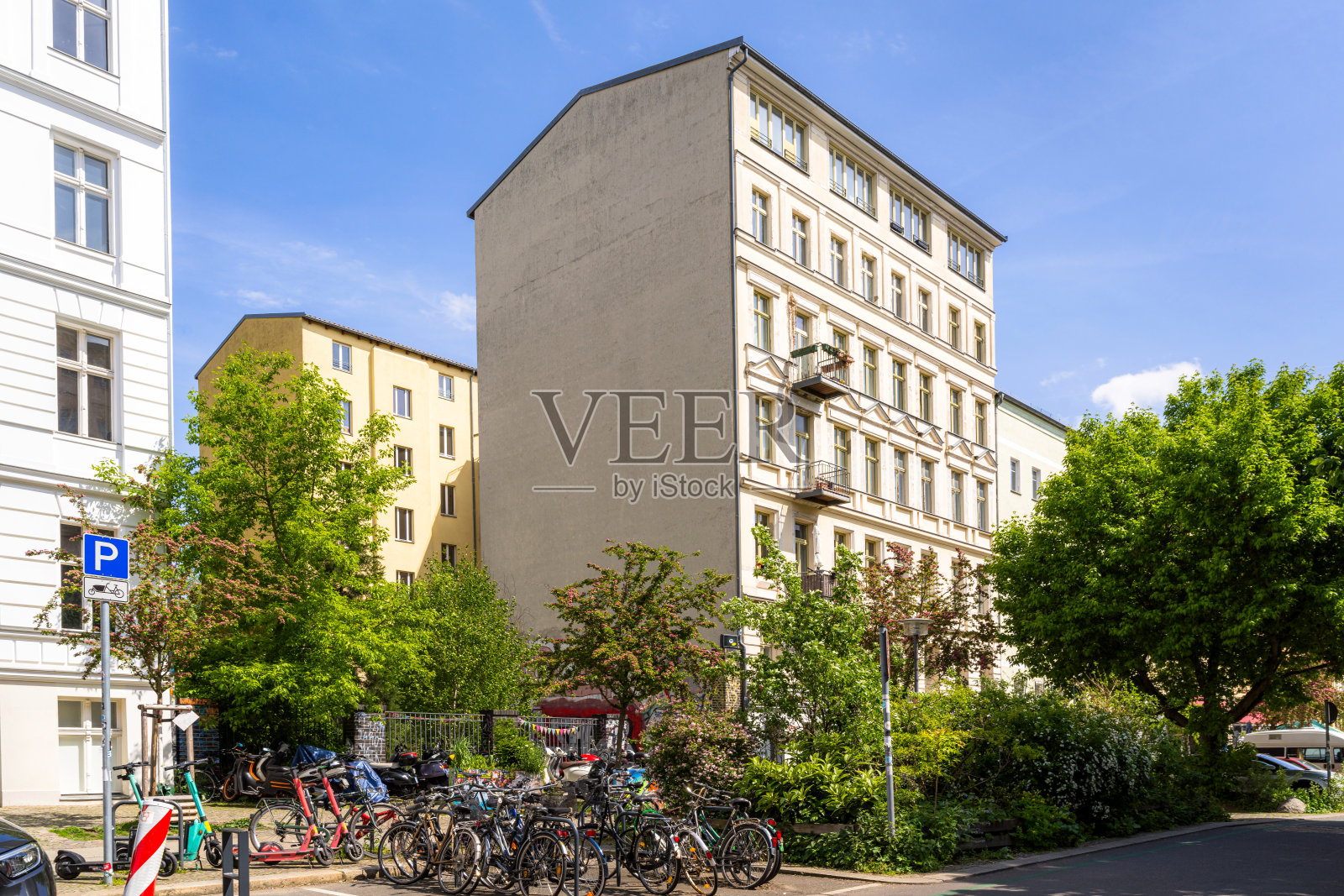 柏林的晴天:有绿树和自行车的住宅区照片摄影图片