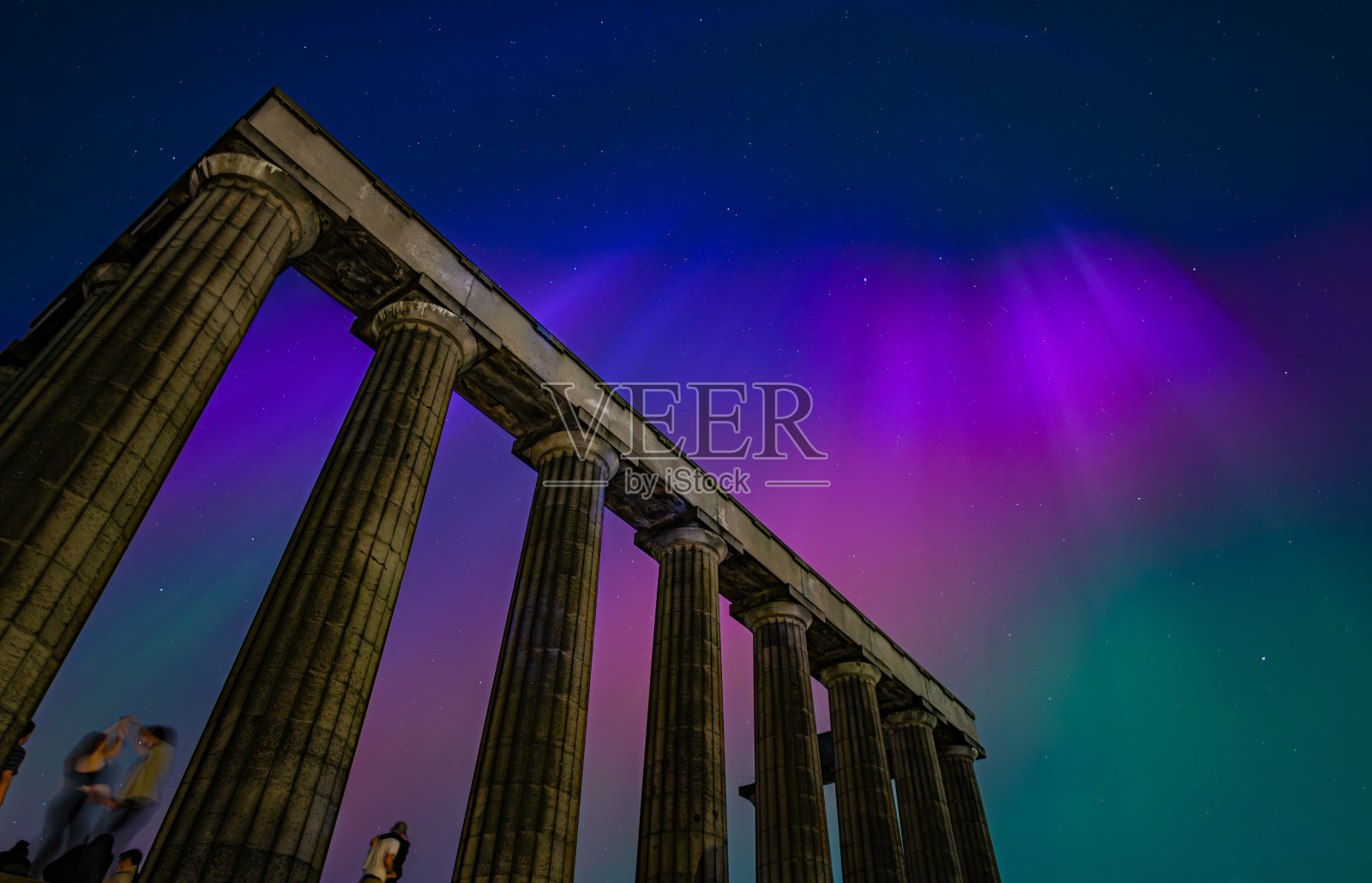 英国爱丁堡地磁风暴期间，苏格兰国家纪念碑北极光下的浪漫时刻照片摄影图片