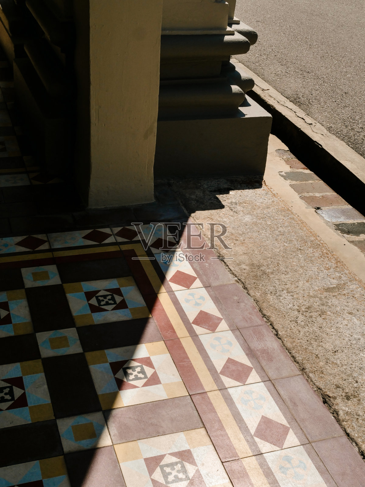 早晨阳光下的旧地砖照片摄影图片