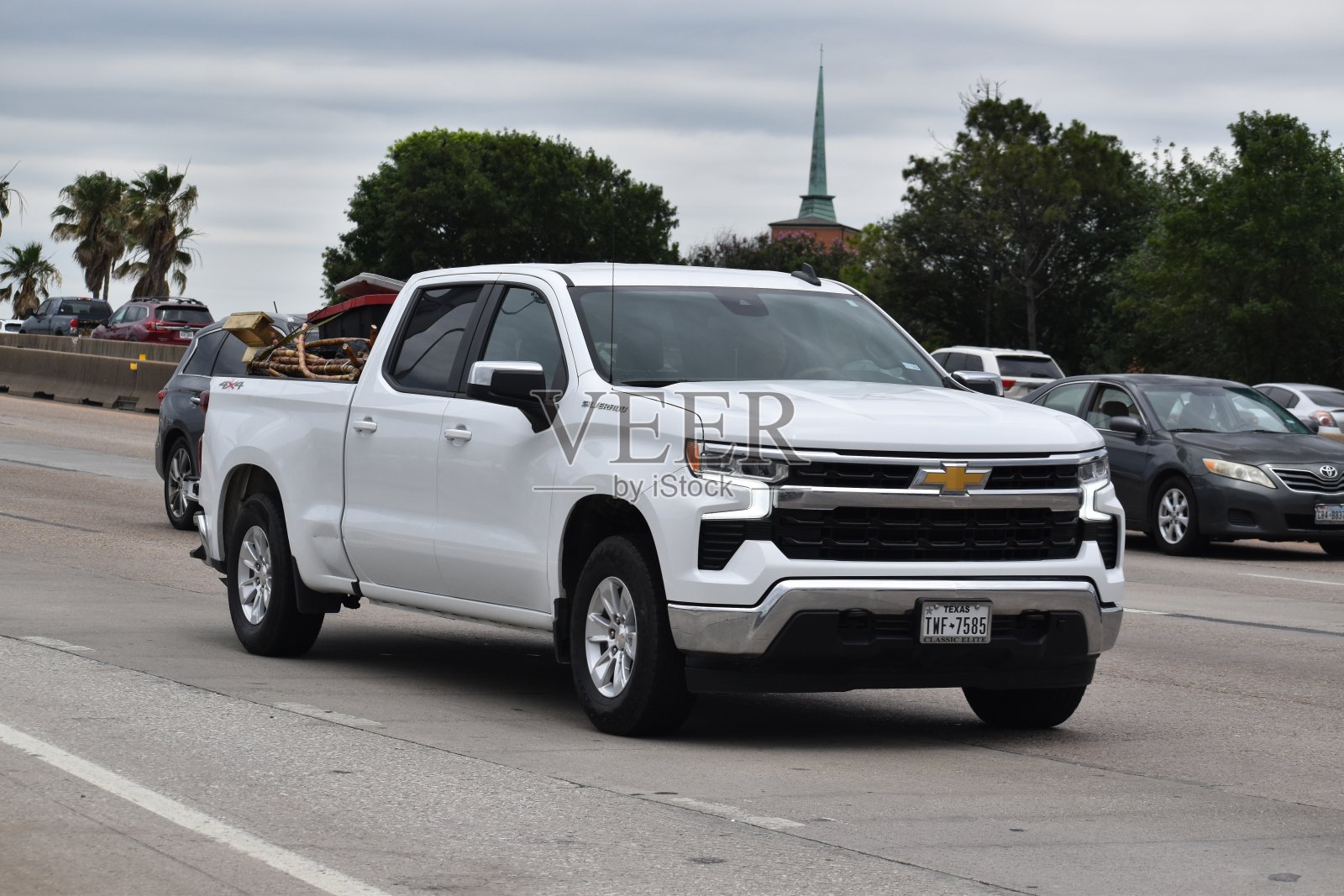 一辆白色的雪佛兰西尔维拉多皮卡在交通不拥挤的高速公路上行驶照片摄影图片