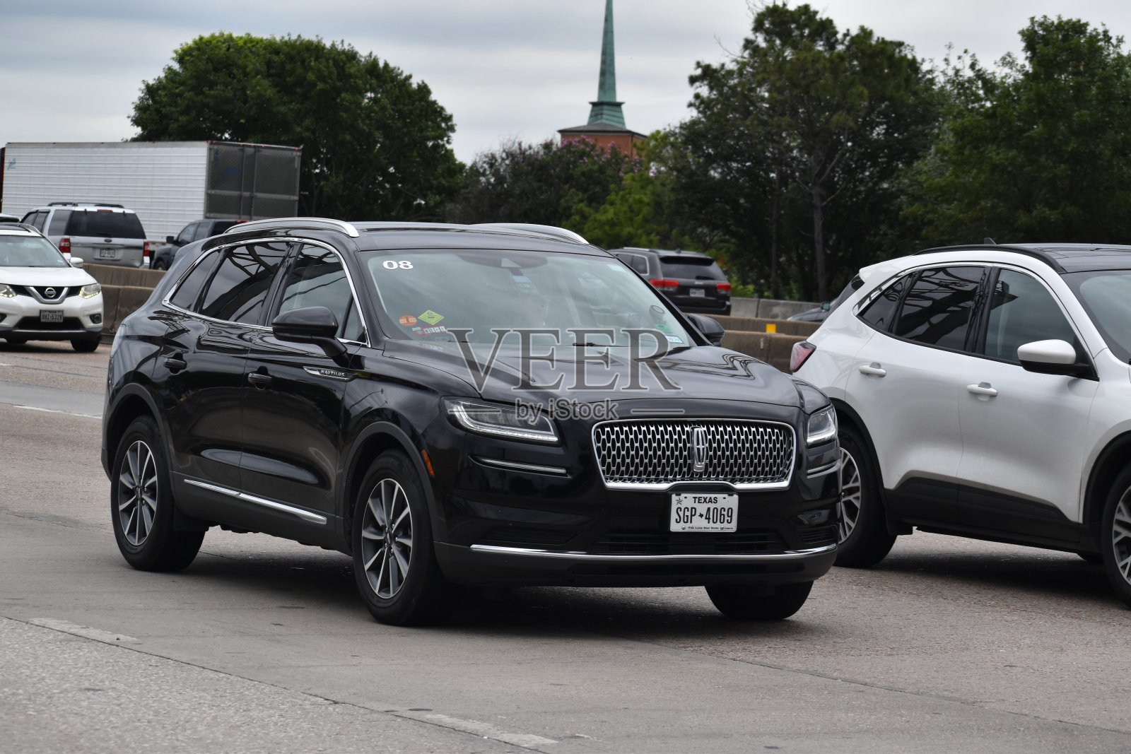 一辆黑色豪华林肯鹦鹉螺SUV行驶在交通不拥挤的高速公路上照片摄影图片