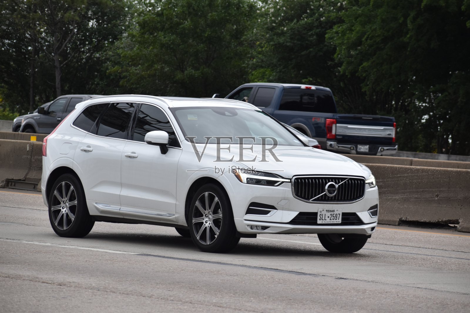 一辆白色的沃尔沃xc60 TX全驱越野车行驶在中等交通的高速公路上照片摄影图片