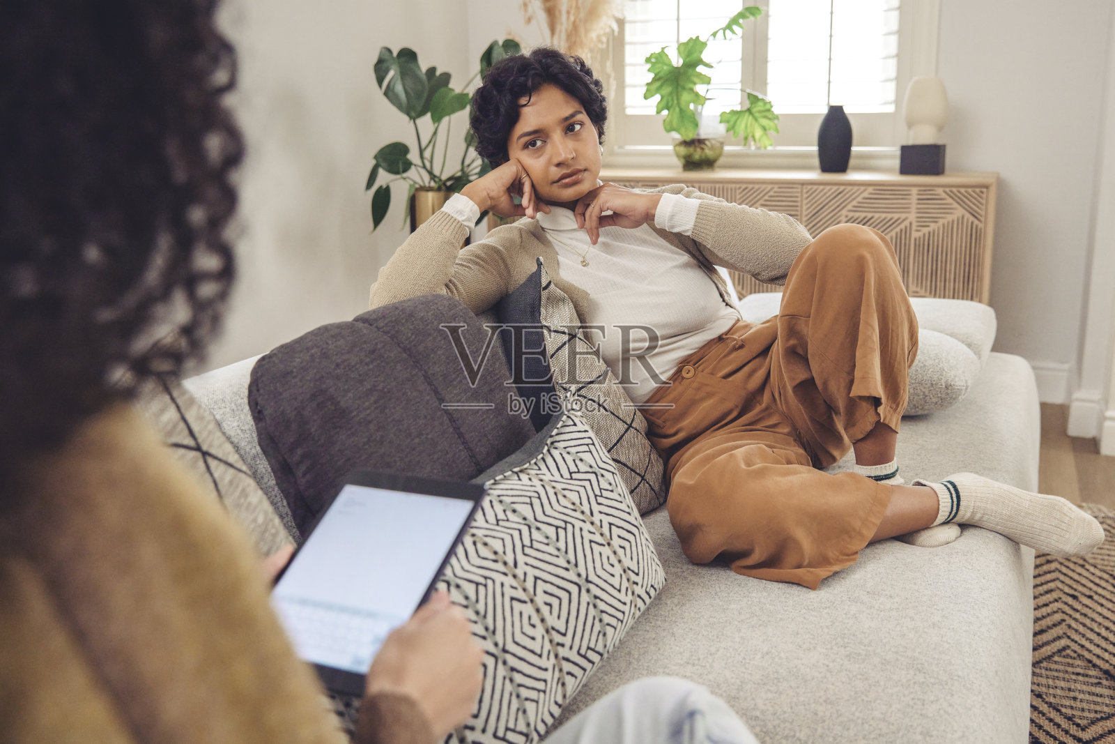 分享弱点:女性在治疗过程中向治疗师敞开心扉照片摄影图片