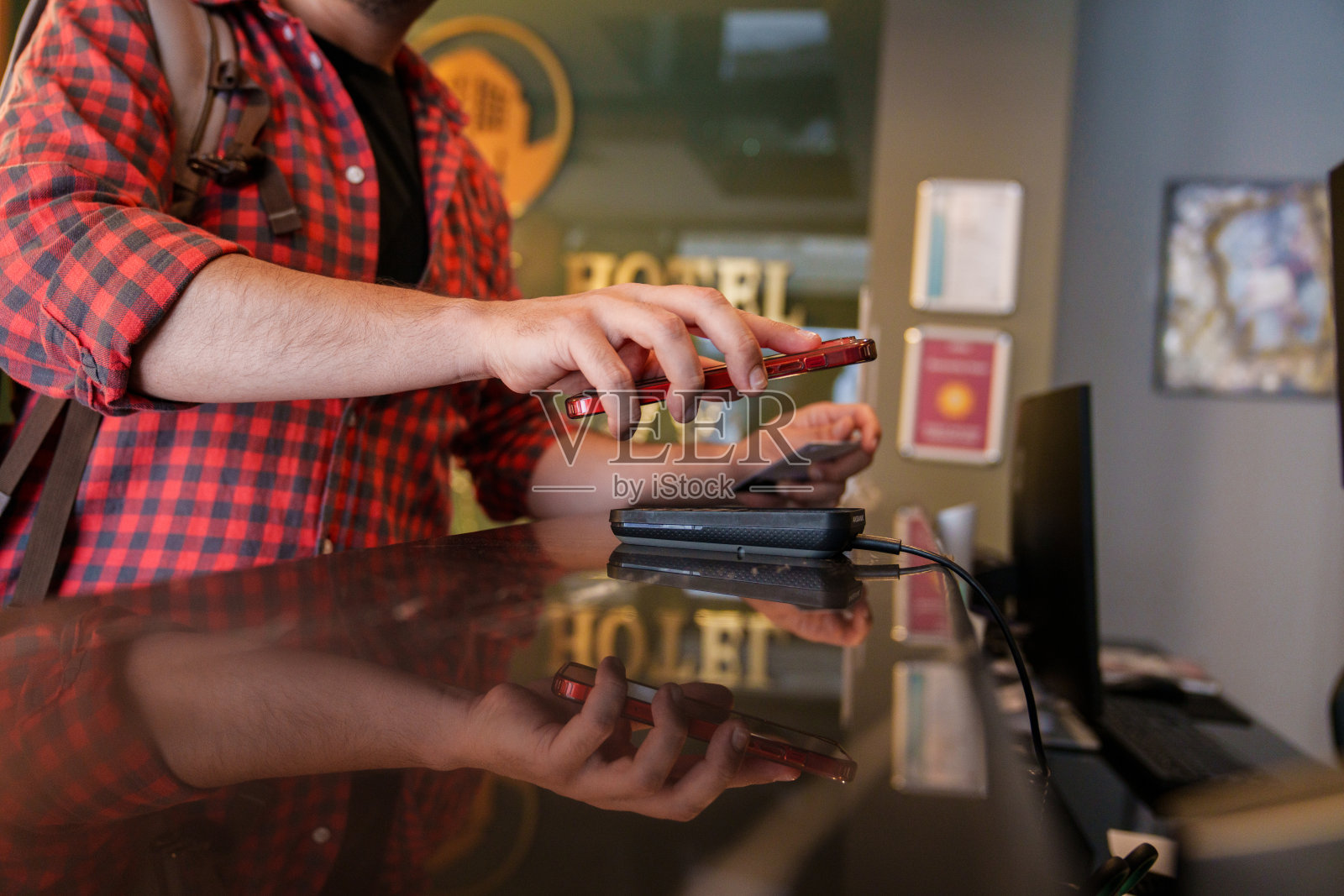 在酒店前台近距离移动支付。照片摄影图片