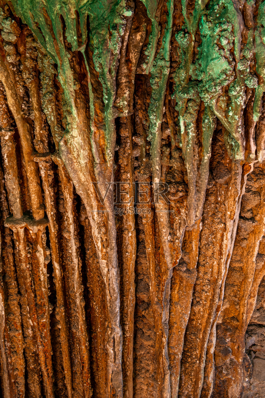 近距离观察中国桂林银洞中的钟乳石。照片摄影图片