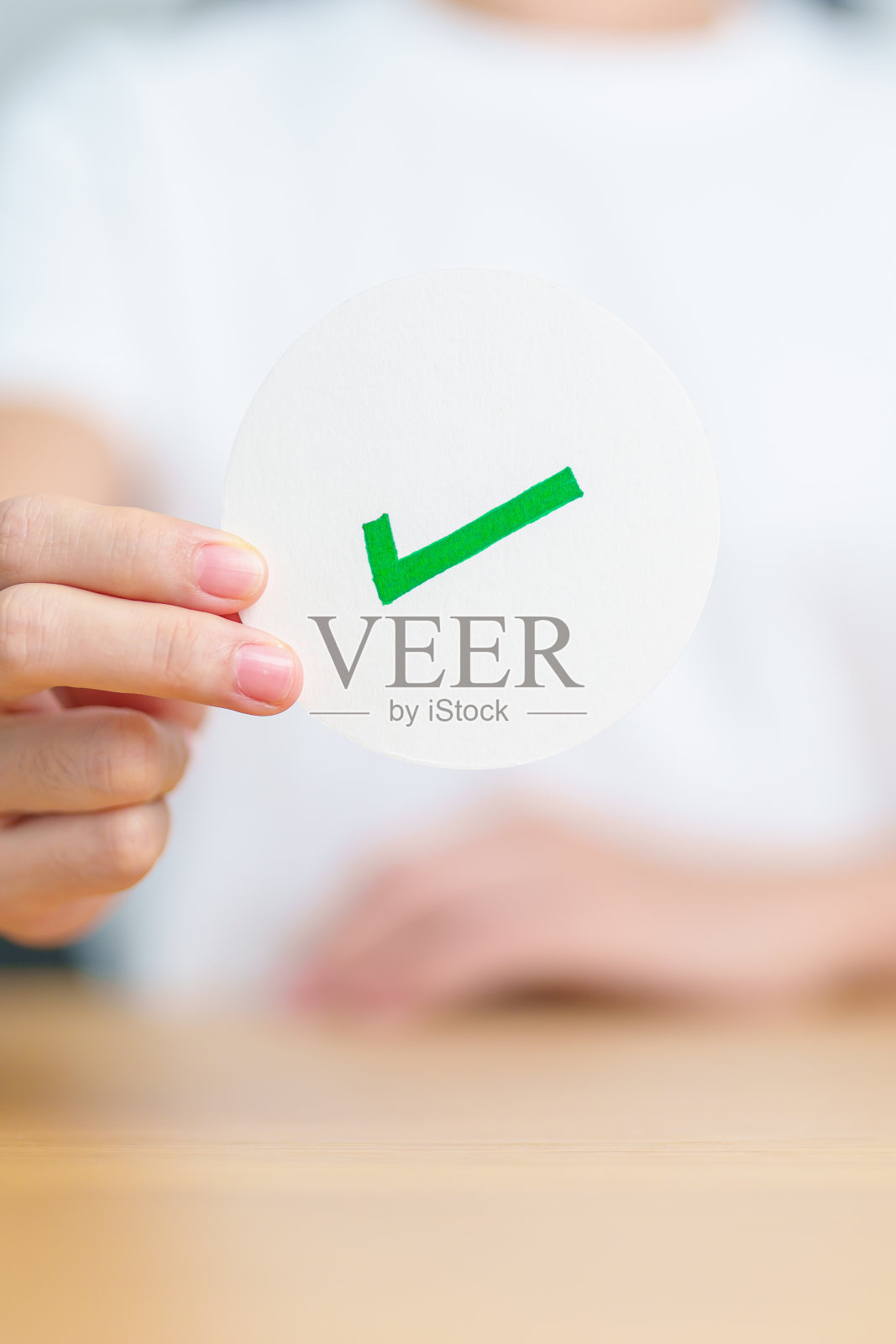 女人展示正确的符号纸。真与假，接受与拒绝，评价，投票，投票，是或否和调查概念照片摄影图片