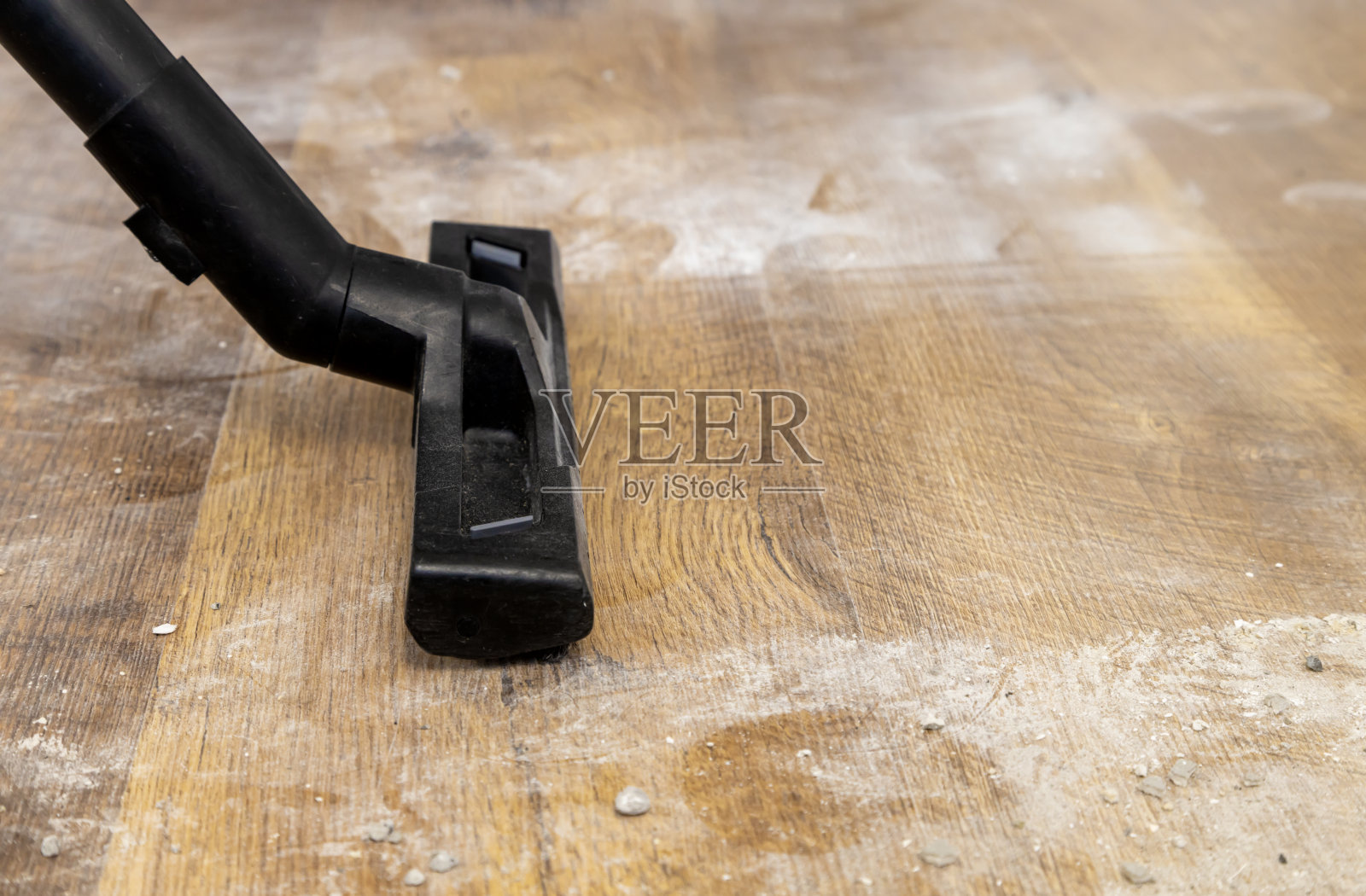 吸尘器毛刷清扫脏地板的特写。照片摄影图片